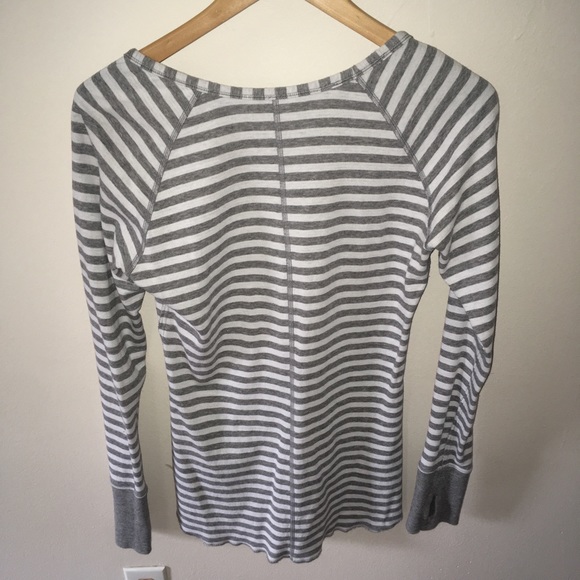 Lululemon cabin tee reversible stripe EUC 6 - Picture 2 of 5